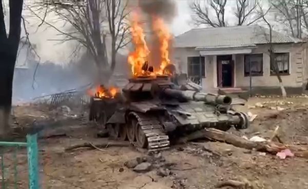 ▲▼烏克蘭軍方已重新佔領距離切爾尼戈夫約19公里處的斯洛博達村，還在當地炸毀了一輛俄羅斯坦克。（圖／翻攝自推特）