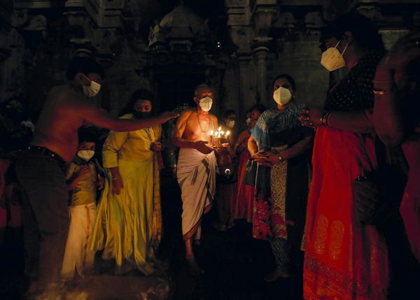 ▲▼斯里蘭卡首都可倫坡一處印度教寺廟3月1日舉行傳統節日祭典。（圖／路透）