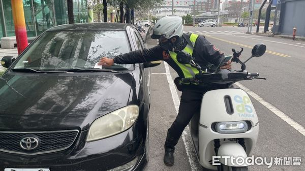 ▲台南市交局指出，4月5日當天台南市路邊停車格位（含智慧停車柱格位）將暫停收費1日。（圖／記者林悅翻攝）