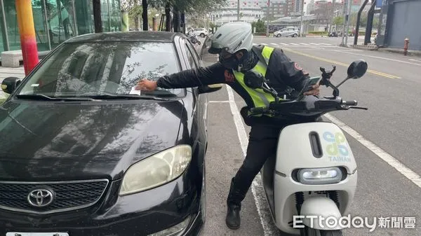 ▲台南市交局指出，4月5日當天台南市路邊停車格位（含智慧停車柱格位）將暫停收費1日。（圖／記者林悅翻攝）