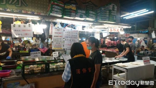 ▲台南市長黃偉哲關心清明時節應景食品之價格變動及供貨情形影響民生，指示法制處訪查物價及供需情形。（圖／記者林悅翻攝，下同）