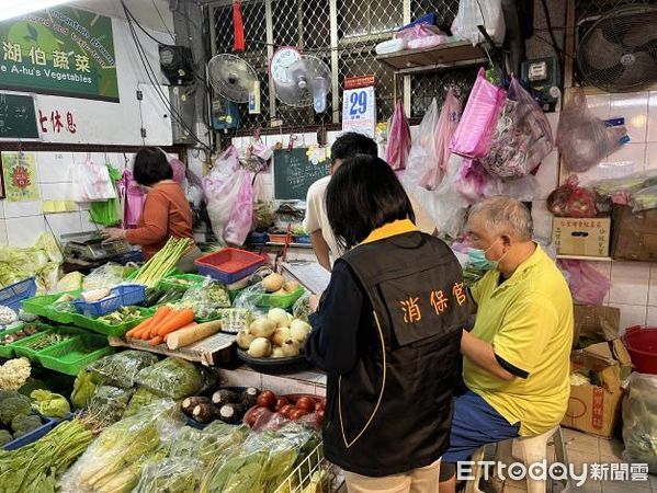 ▲台南市長黃偉哲關心清明時節應景食品之價格變動及供貨情形影響民生，指示法制處訪查物價及供需情形。（圖／記者林悅翻攝，下同）