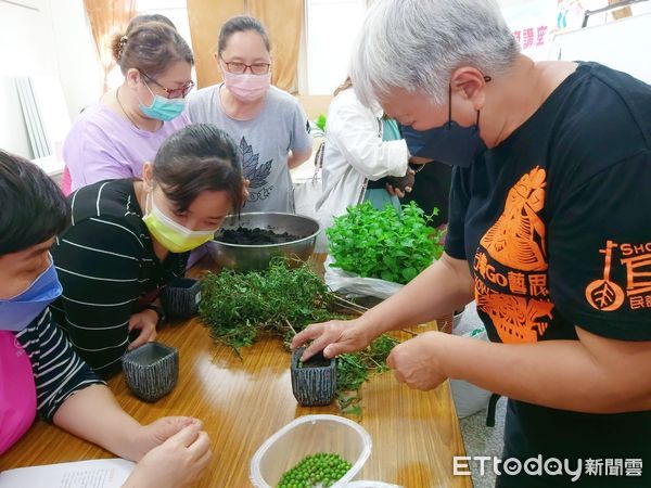 ▲新住民姊妹親手實作，體驗園藝療癒。             （圖／記者陳崑福翻攝，下同）