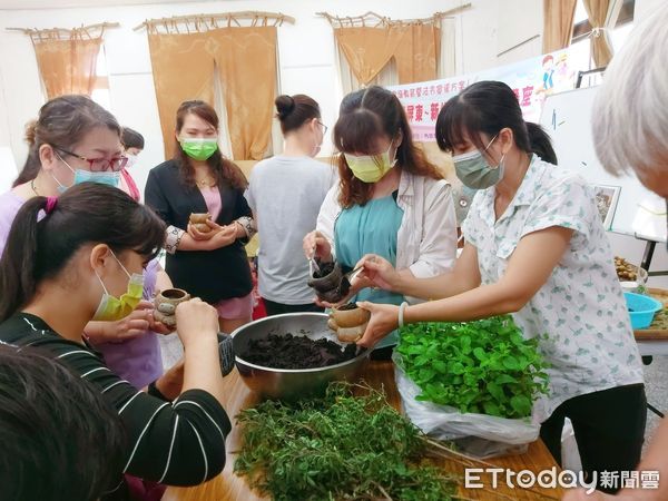 ▲新住民姊妹親手實作，體驗園藝療癒。             （圖／記者陳崑福翻攝，下同）