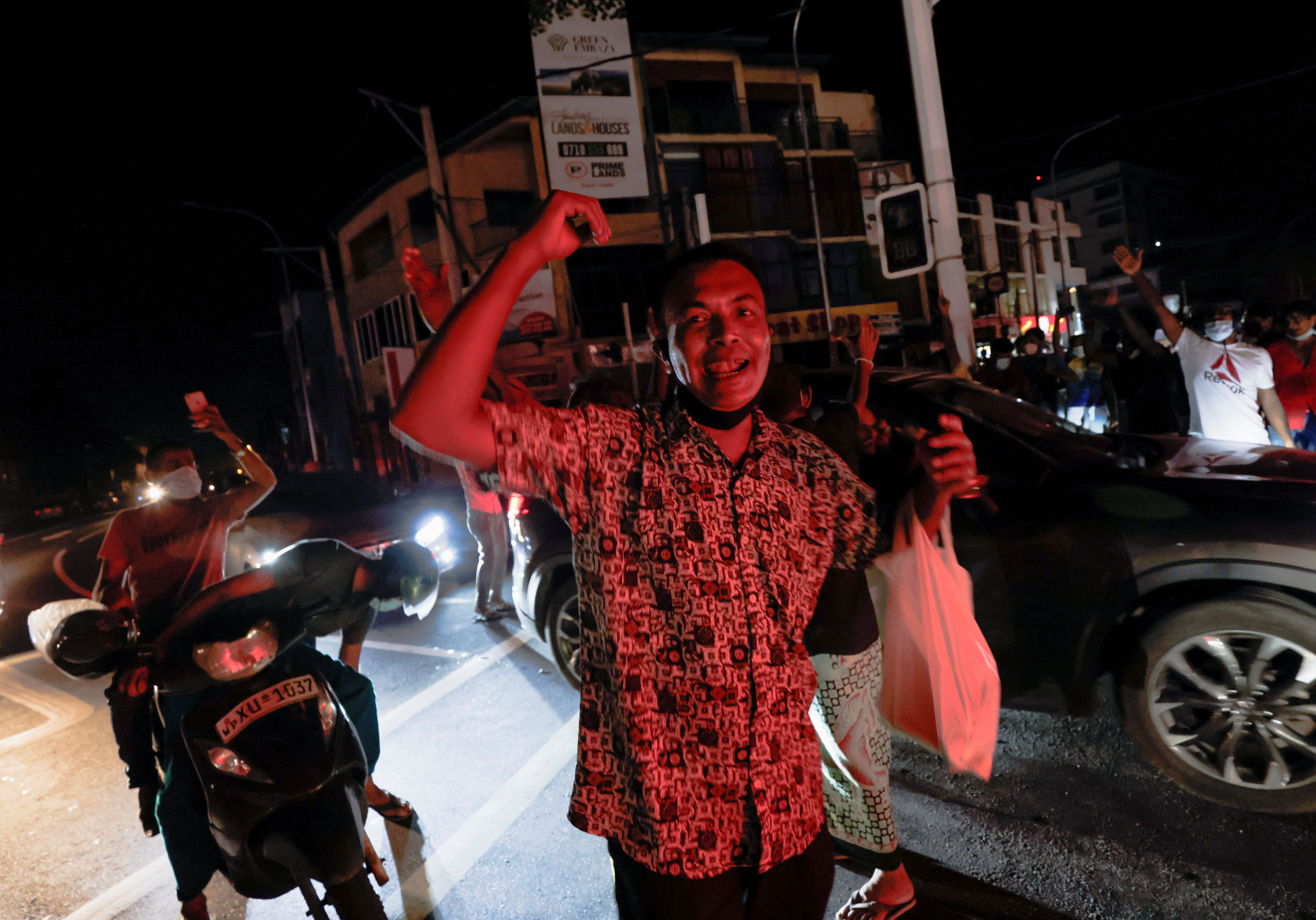 ▲▼斯里蘭卡可倫坡爆發激烈衝突，示威群眾試圖潛入總統官邸、放火燒車，警方宣布實施宵禁。（圖／路透社）