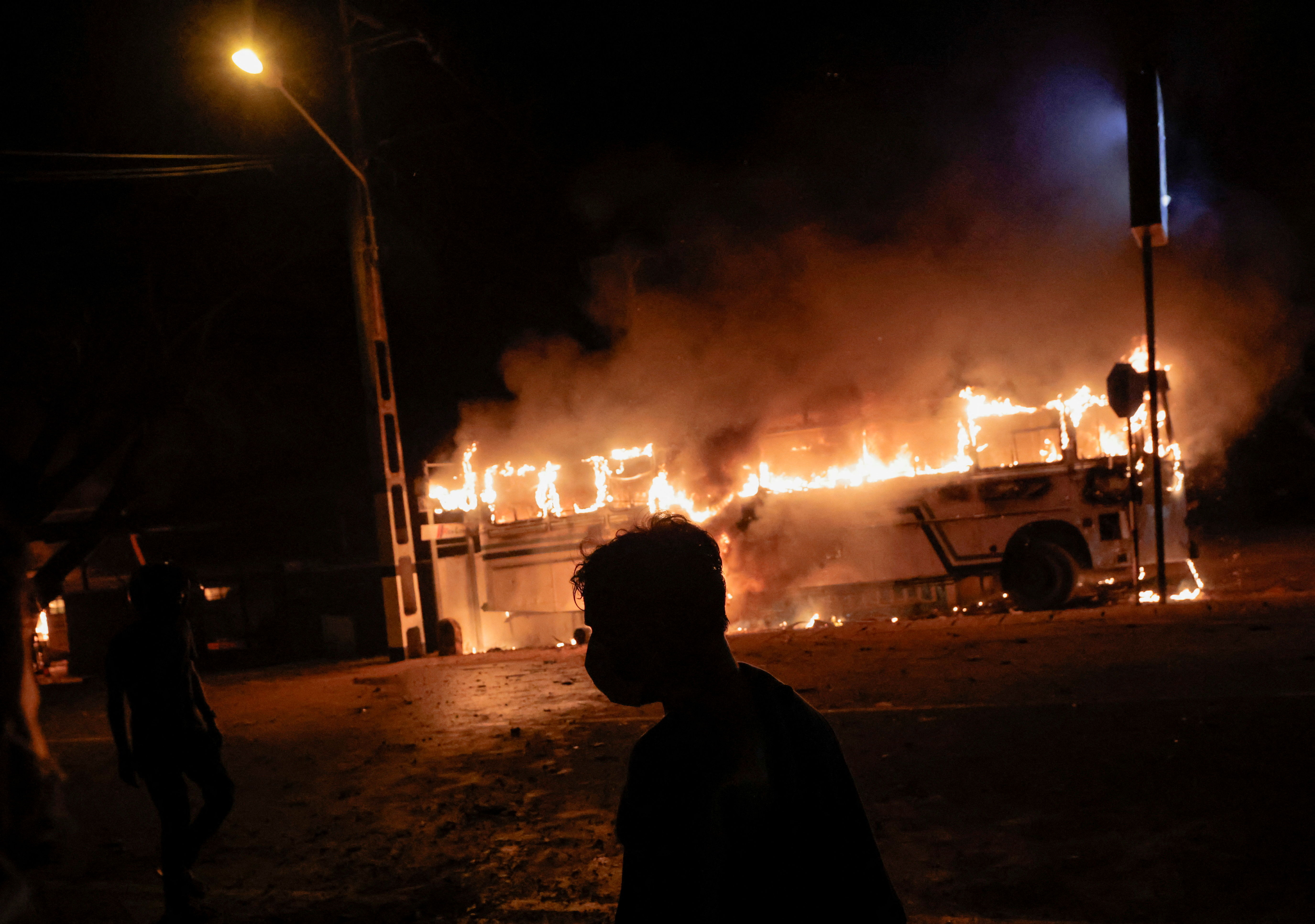 ▲▼斯里蘭卡可倫坡爆發激烈衝突，示威群眾試圖潛入總統官邸、放火燒車，警方宣布實施宵禁。（圖／路透社）