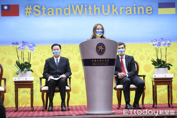 ▲烏克蘭僑民代表林歐莉亞出席「我國賑濟烏克蘭難民國際記者會」。（圖／記者林敬旻攝）