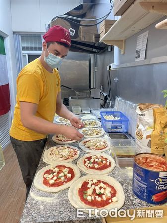 ▲▼義大利的新住民主廚布札諾為愛來台，與妻子攜手開披薩店 。（圖／移民署提供）