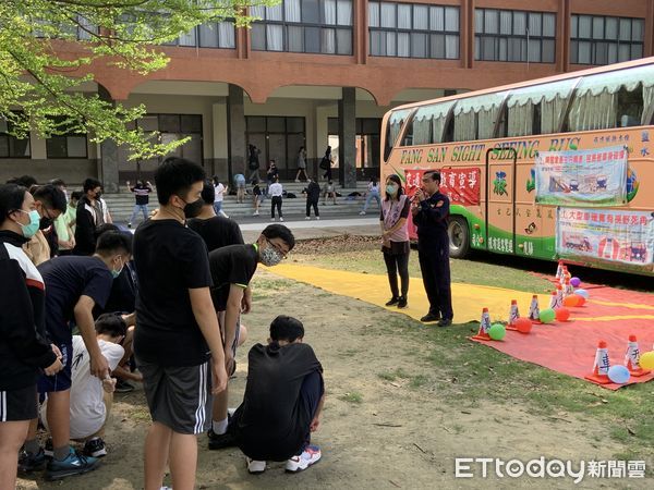 ▲交通警察大隊代理大隊長陳宇桓表示，為有效改善交通安全、減少交通事故發生，警方除針對重點違規項目加強執法外，也將持續至各級學校進行交安宣導，讓防禦駕駛歡念往下紮根。（圖／記者林悅翻攝，下同）