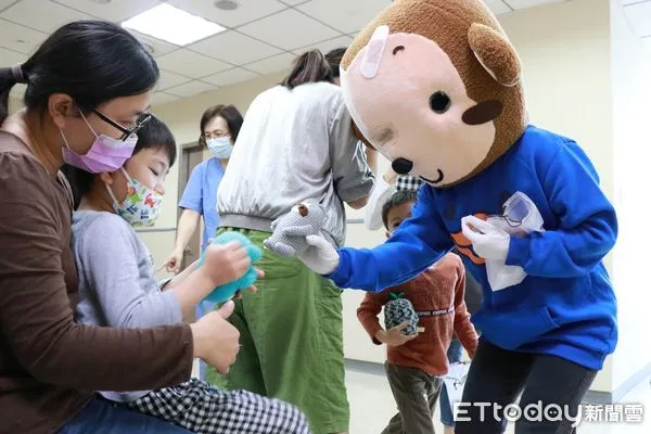 ▲▼愛心團體贈嘉基兒童病房手作玩偶。（圖／嘉義基督教醫院提供）