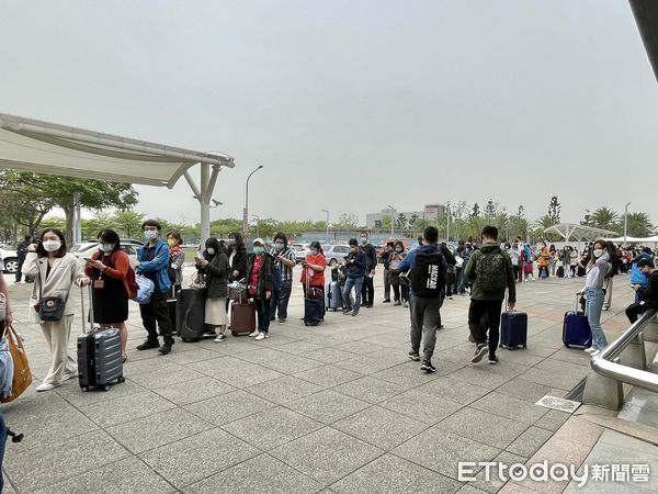 ▲▼高鐵大排長龍。             。（圖／記者陳宏瑞攝）