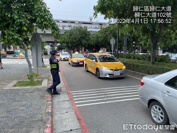 ▲台南市警歸仁分局動員警力15名，義交5名，調派至台南高鐵站周邊重要路口加強交通疏導。（圖／記者林悅翻攝，下同）