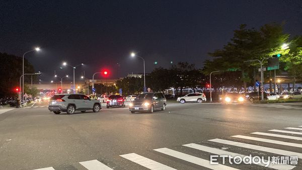 ▲台南市警歸仁分局動員警力15名，義交5名，調派至台南高鐵站周邊重要路口加強交通疏導。（圖／記者林悅翻攝，下同）