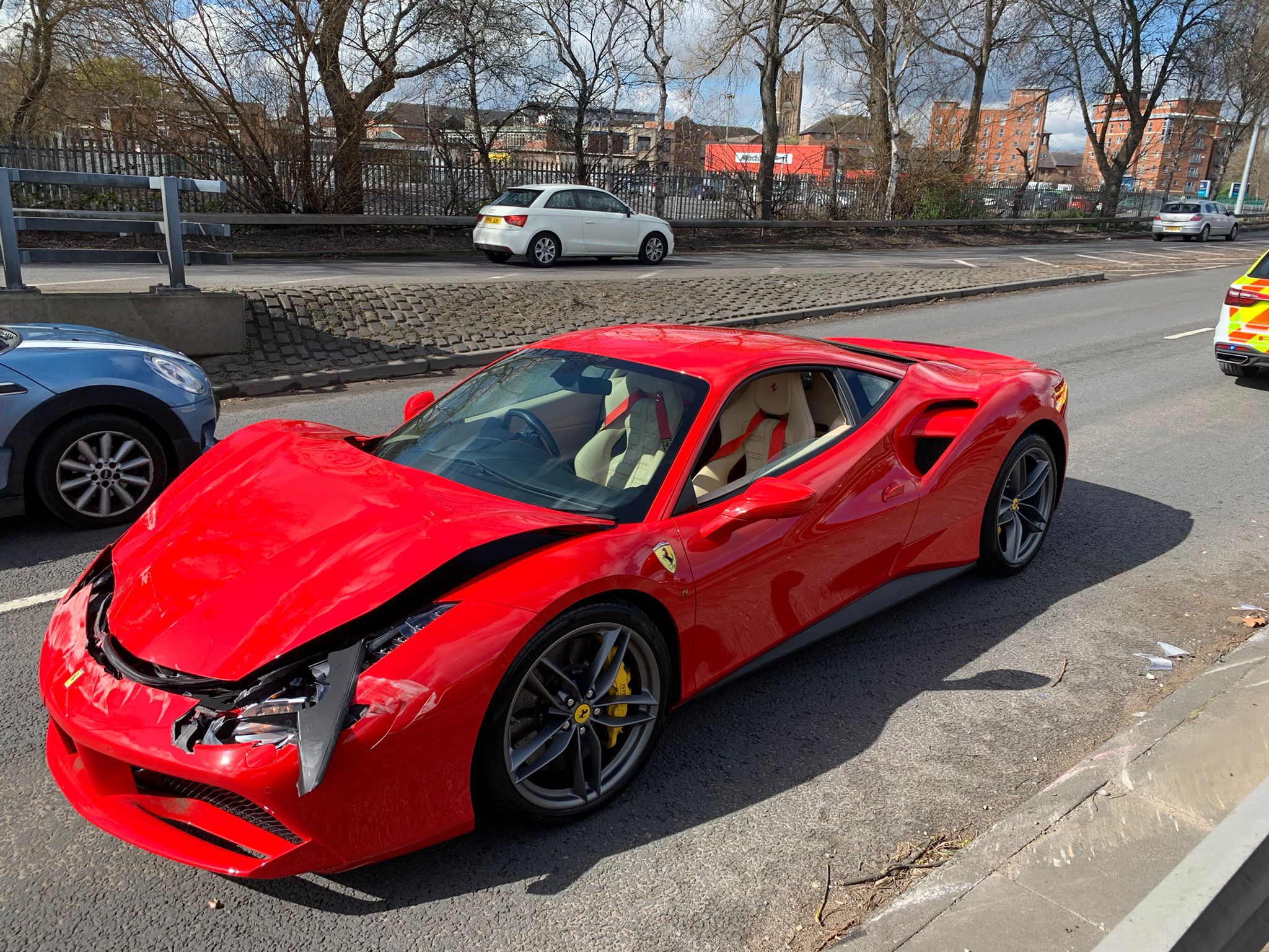 ▲▼ 英國一輛Ferrari 488發生車禍。（圖／Derbyshire Roads Policing Unit）