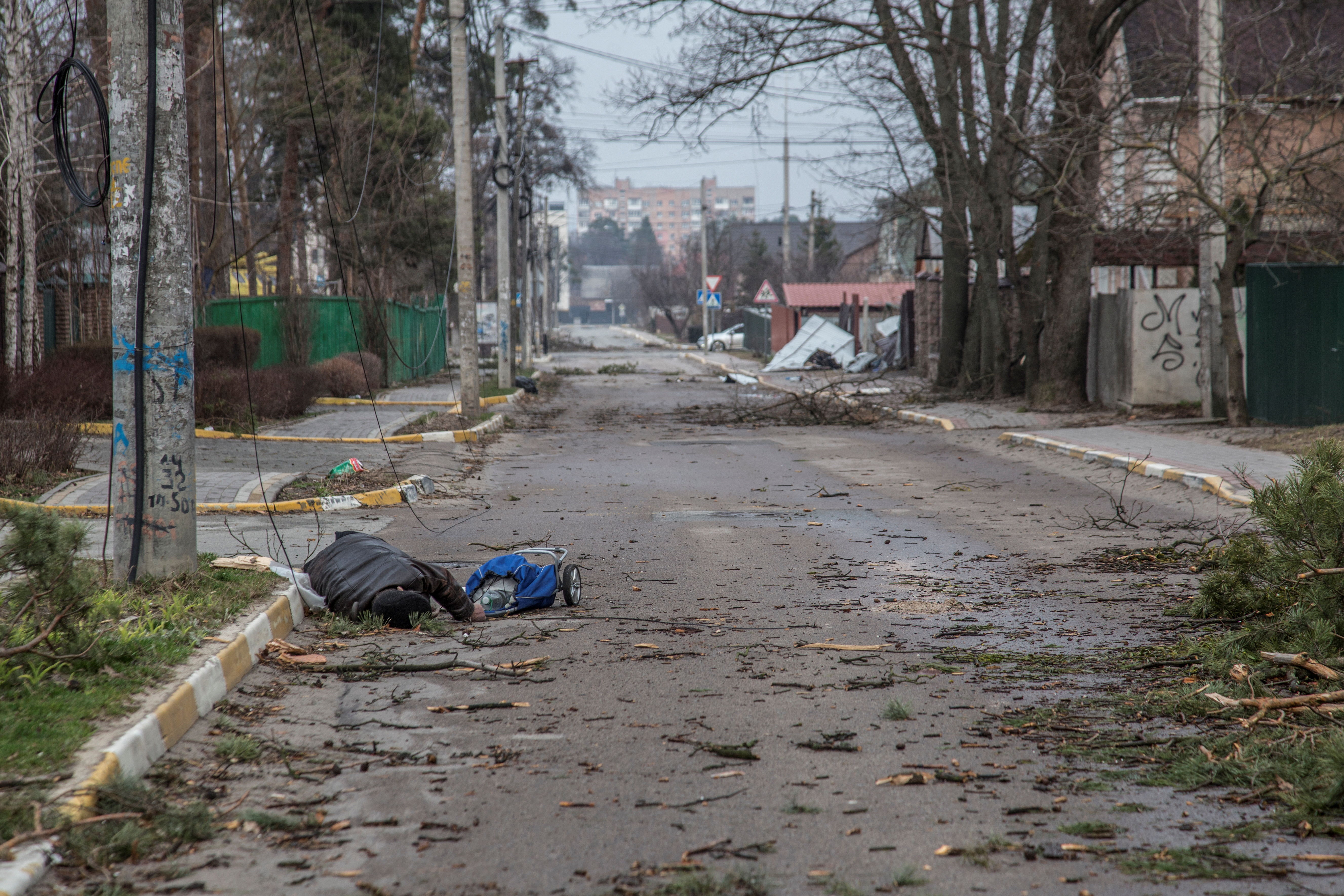 ▲▼ 在烏克蘭基輔伊爾平（Irpin），可見平民遺體陳屍街道。（圖／路透）