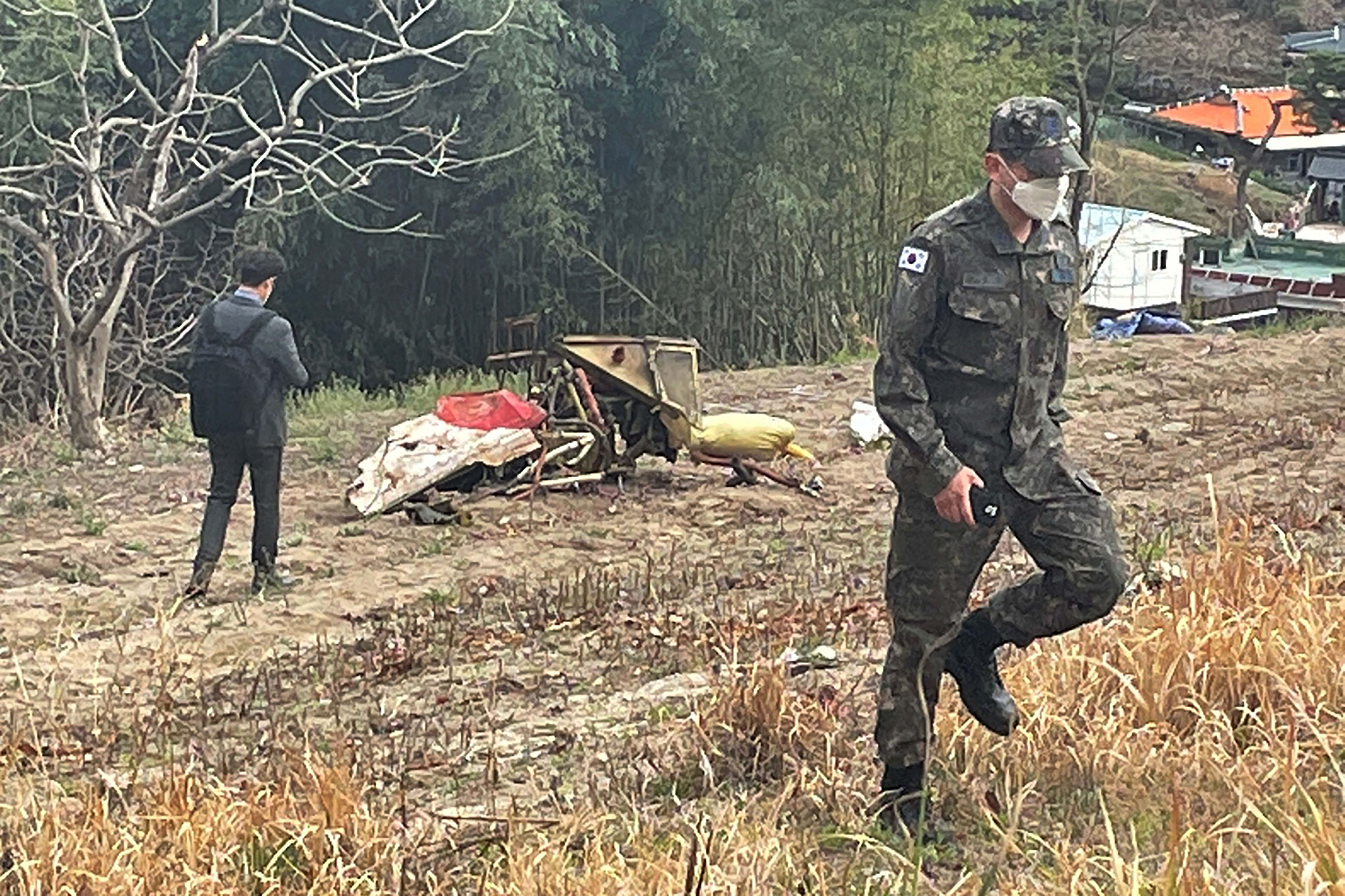 ▲▼2架KT-1教練機相撞墜毀後，機體殘骸碎片散落在周遭田野山林。（圖／達志影像／美聯社）