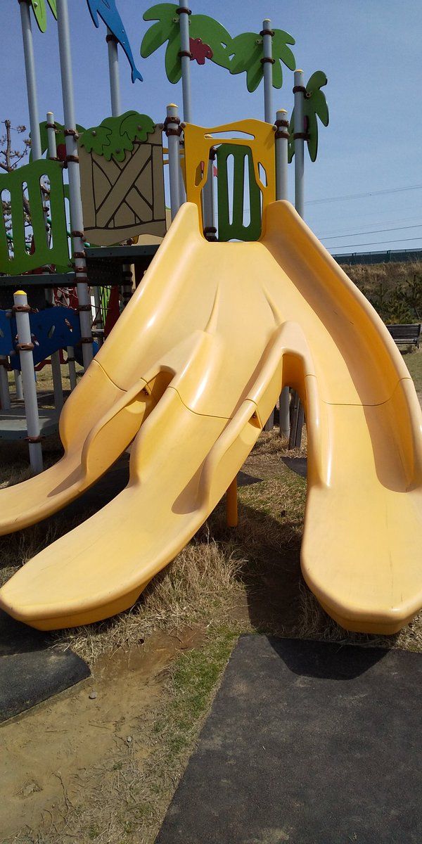 ▲▼危險的香蕉溜滑梯。（圖／翻攝自推特／@KinokinoTwins）