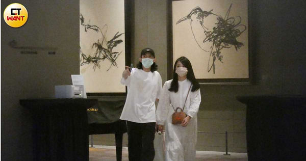 林宥嘉與丁文琪夫妻倆穿著同樣白色的服裝一同到場。（圖／本刊攝影組）