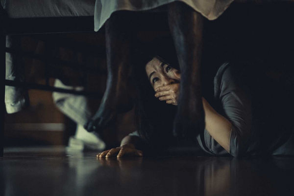 在《頭七》裡Selina在床底撞鬼的戲碼她坦言是真心感到害怕。（圖／皮諾丘電影提供）