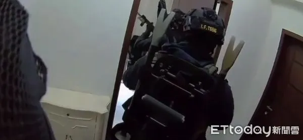 ▲▼檢警出動除暴部隊攻堅，現場逮獲3名嫌犯。（圖／記者王兆麟翻攝，下同）