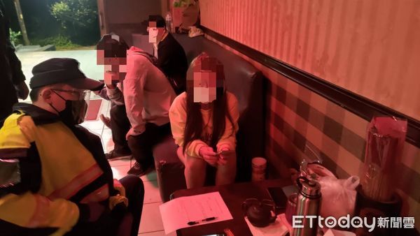 ▲才宣導就犯　苗栗KTV查獲4人違反防疫新規！店家客人一起罰。（圖／記者陳凱力翻攝）