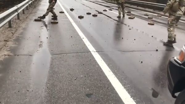 ▲▼烏克蘭人面對地雷毫不畏懼，照樣開車通過，還有士兵直接用腳把地雷踢開。（圖／翻攝自YouTube／The Telegraph）
