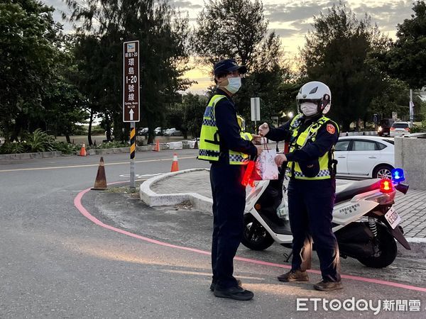 ▲恆春警方以「小蜜蜂機動補給」員警體力             。（圖／記者陳崑福翻攝）