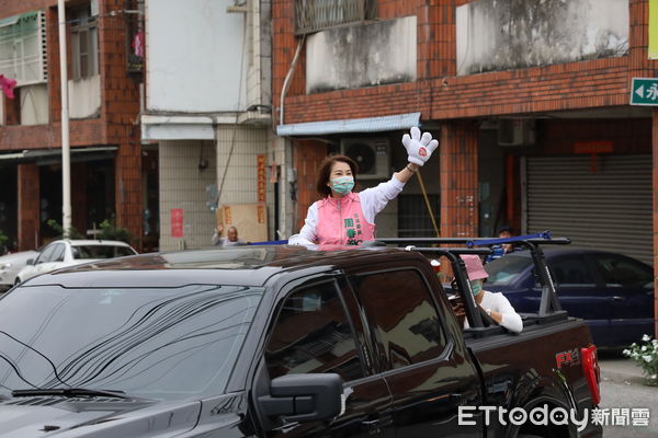 ▲周春米大雨中啟動車隊掃街爭取唯一支持            。（圖／記者陳崑福翻攝，下同）