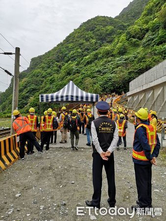 ▲▼      太魯閣出軌滿週年，罹難者家屬重返事故現場悼念       。（圖／民眾提供）