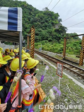 ▲▼      太魯閣出軌滿週年，罹難者家屬重返事故現場悼念       。（圖／民眾提供）