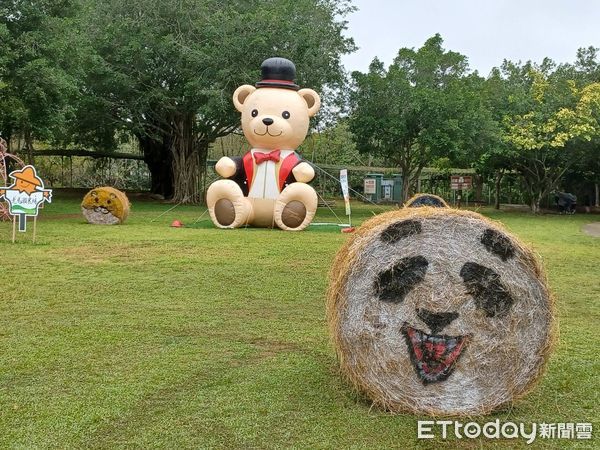 ▲台南市農業局長李建裕等人為牧草節開幕，許多民眾體驗牧草編織及盤固拉牧草捲草意象。（圖／記者林悅翻攝，下同）