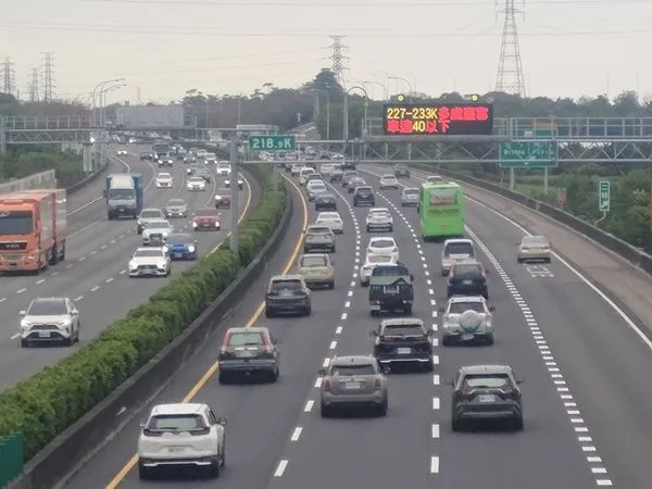 ▲國道彰化路段壅塞。（圖／記者唐詠絮翻攝）