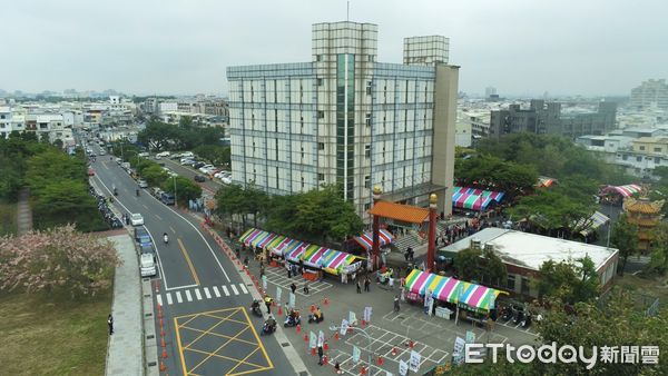 記者林悅／台南報導4月2日清明連假第一天，台南市永康分局出動空拍機，輔助監控永康區二王納骨塔周邊路口車流情形，透過空拍機高度視角，期前發現交通瓶頸，快速排除阻塞疏通車流，利用機動交通崗、路口監錄系統、空拍機科技執法，共構點線面的優勢，機動調度警力，避免讓清明祭祖民眾受交通壅塞之苦，影響連假祭祖好心情。永康警分局日前邀集永康區公所現地會勘，針對二王公墓及納骨塔掃墓祭祖行車動線、停車規劃及交通瓶頸路段共同探討，並根據歷年執行經驗再次全盤檢視，規劃更完善交通疏導及安全維護工作，確保現場秩序與安全