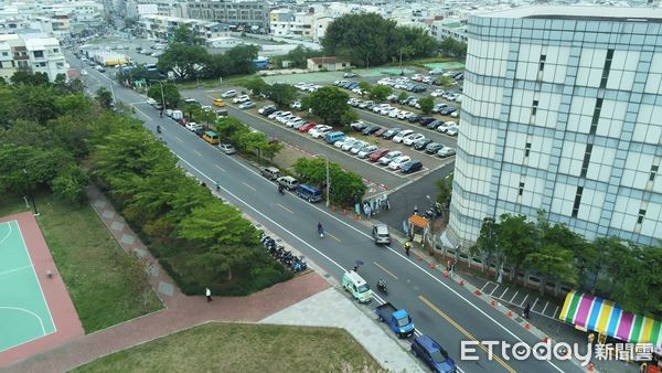 記者林悅／台南報導4月2日清明連假第一天，台南市永康分局出動空拍機，輔助監控永康區二王納骨塔周邊路口車流情形，透過空拍機高度視角，期前發現交通瓶頸，快速排除阻塞疏通車流，利用機動交通崗、路口監錄系統、空拍機科技執法，共構點線面的優勢，機動調度警力，避免讓清明祭祖民眾受交通壅塞之苦，影響連假祭祖好心情。永康警分局日前邀集永康區公所現地會勘，針對二王公墓及納骨塔掃墓祭祖行車動線、停車規劃及交通瓶頸路段共同探討，並根據歷年執行經驗再次全盤檢視，規劃更完善交通疏導及安全維護工作，確保現場秩序與安全