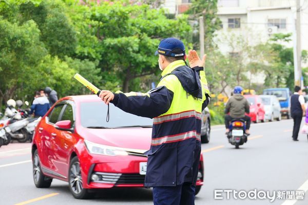 記者林悅／台南報導4月2日清明連假第一天，台南市永康分局出動空拍機，輔助監控永康區二王納骨塔周邊路口車流情形，透過空拍機高度視角，期前發現交通瓶頸，快速排除阻塞疏通車流，利用機動交通崗、路口監錄系統、空拍機科技執法，共構點線面的優勢，機動調度警力，避免讓清明祭祖民眾受交通壅塞之苦，影響連假祭祖好心情。永康警分局日前邀集永康區公所現地會勘，針對二王公墓及納骨塔掃墓祭祖行車動線、停車規劃及交通瓶頸路段共同探討，並根據歷年執行經驗再次全盤檢視，規劃更完善交通疏導及安全維護工作，確保現場秩序與安全