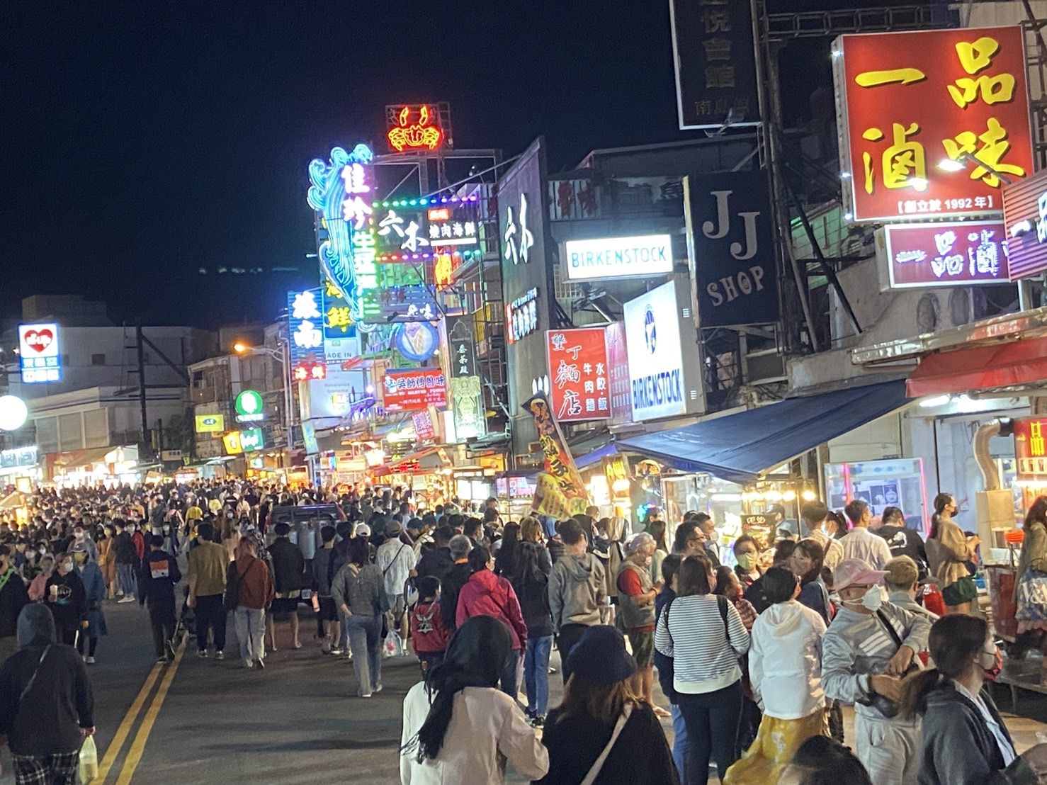 ▲墾丁大街現人潮            。（圖／記者陳崑福翻攝及民眾提供）