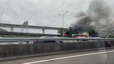 快訊／中山高汐五高架火燒車　4男女急逃生車全毀