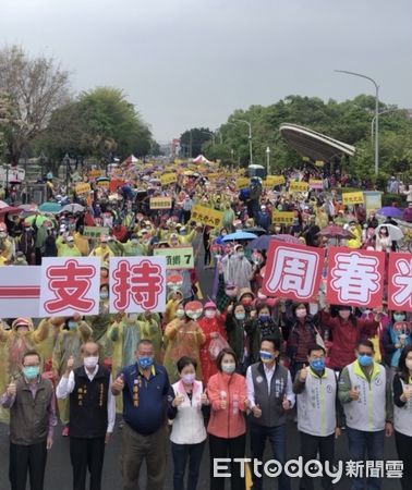 ▲周春米2日在潮州舉辦造勢活動，3000人支持雨中到場力挺             。（圖／記者陳崑福攝及翻攝）