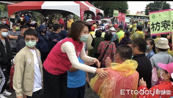 ▲周春米2日在潮州舉辦造勢活動，3000人支持雨中到場力挺             。（圖／記者陳崑福攝及翻攝）