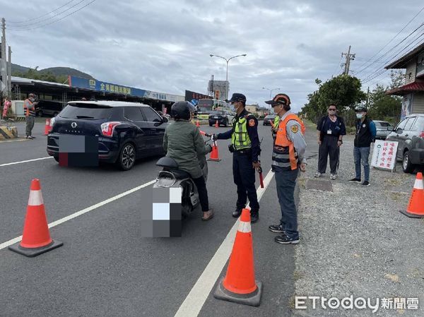 ▲恆春警方會同環保局、監理站對產生噪音車輛進行約制            。（圖／民眾提供，下同）