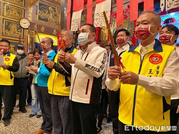 ▲板橋北極宮慶玄天上帝聖誕 侯友宜贈「位極鎮天」匾額。（圖／新北市民政局提供）