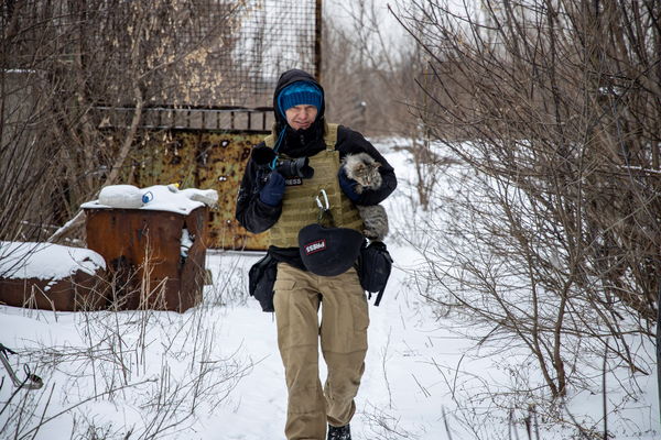 ▲▼烏克蘭攝影記者兼紀錄片製作人李文（Maksim Levin）4月1日被證實死亡。圖為2022年1月6日李文在烏克蘭東部親俄分離主義地區附近抱著一隻貓。（圖／路透）