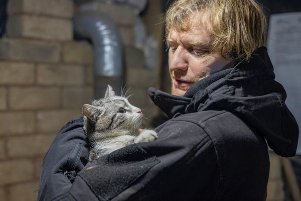 ▲▼烏克蘭攝影記者兼紀錄片製作人李文（Maksim Levin）4月1日被證實死亡。圖為2022年1月6日李文在烏克蘭東部親俄分離主義地區附近抱著一隻貓。（圖／路透）