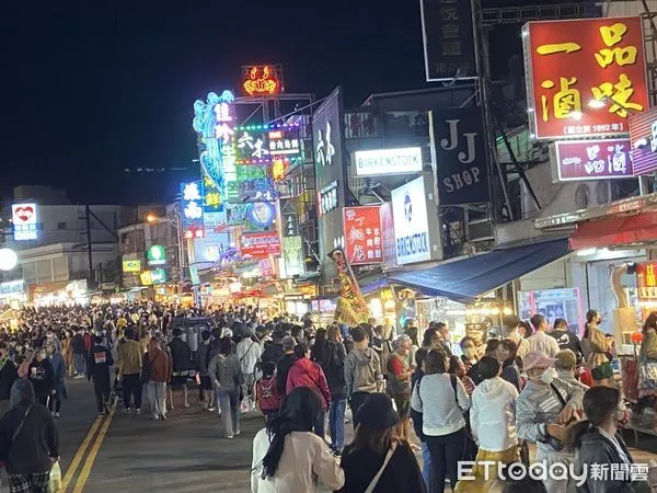 ▲墾丁大街現人潮            。（圖／記者陳崑福翻攝及民眾提供）