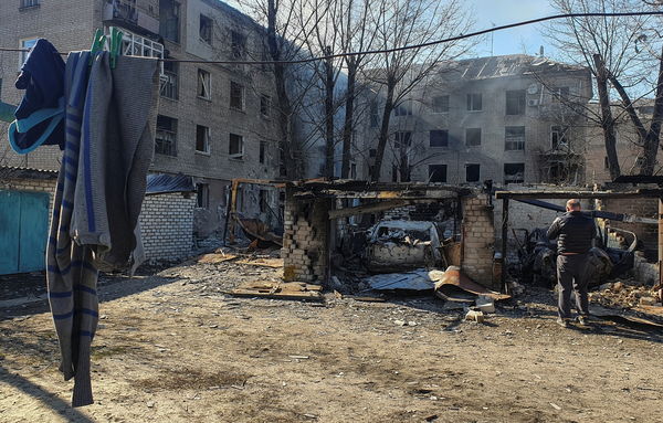 ▲▼  烏克蘭盧甘斯克的魯別日諾耶（Rubizhne），一名男子站在被炮彈摧毀的汽車旁。（圖／路透）