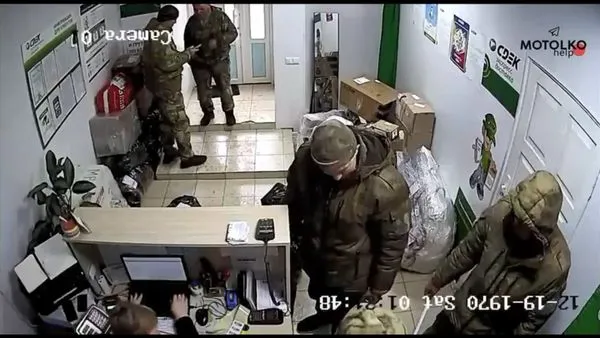 ▲▼俄羅斯軍人在白俄羅斯莫濟里寄包裹，據稱是從烏克蘭掠奪而來的珠寶、財物。（圖／翻攝自推特@NotindifVarvara）