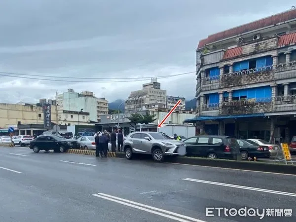 ▲▼宜蘭蘭陽隧道南口2日下午，銀色休旅車（箭頭所指）左轉疑不慎擦撞黑色自小客車，2車撞上分隔島，波及停等紅綠燈3車。（圖／記者游芳男翻攝，下同）