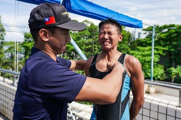 ▲▼水下作業大隊任婕2020年順利完訓，由哥哥釘入金龍徽章。（圖／中華民國海軍臉書）