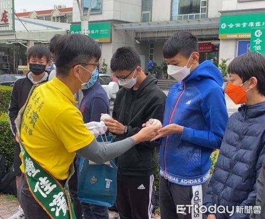 ▲立法委員鍾佳濱3從東港鎮出發掃街           。（圖／記者陳崑福翻攝，下同）