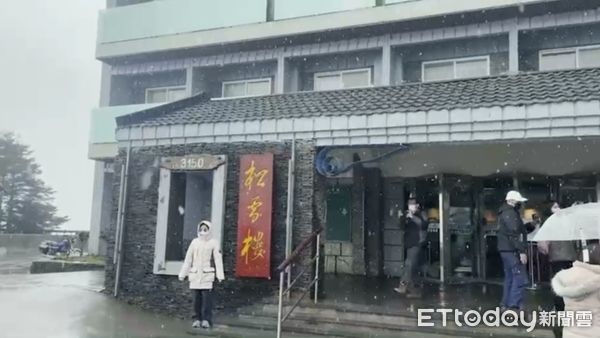 ▲▼合歡山下雪。（圖／記者高堂堯翻攝）